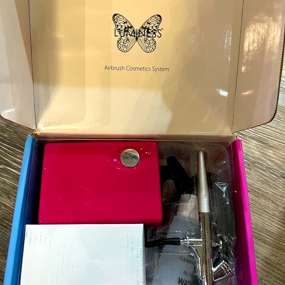 Luminess Air Airbrush Cosmetics System. Condition is "New in box". - Picture 2 of 3